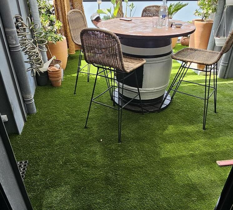 Installation de gazon synthétique sur balcon