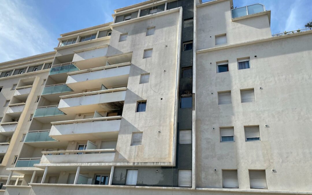 Nettoyage d’une façade victime des fumées d’un incendie