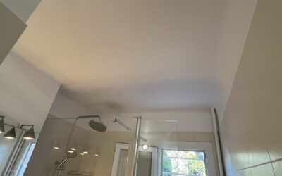 Reprise au plâtre + mise en peinture : un plafond rénové avec soin