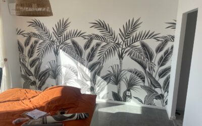 Précision, maîtrise et résultat impeccable : la pose de papier peint à raccord par Abeille Rénovation