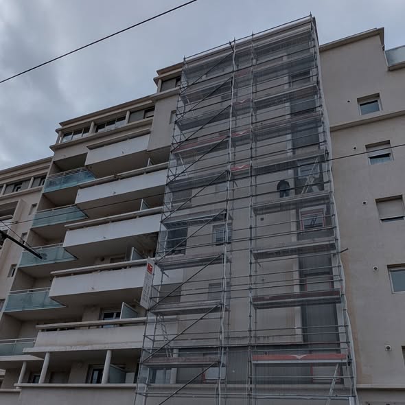 🐝 Réfection de façade en cours !
