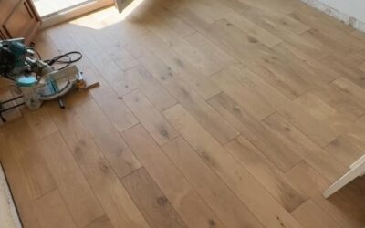 🔧 Dépose d’un parquet damier et pose d’un parquet stratifié !