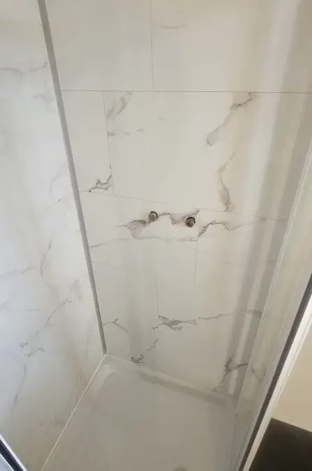 👉 De la fuite à la rénovation, une douche transformée