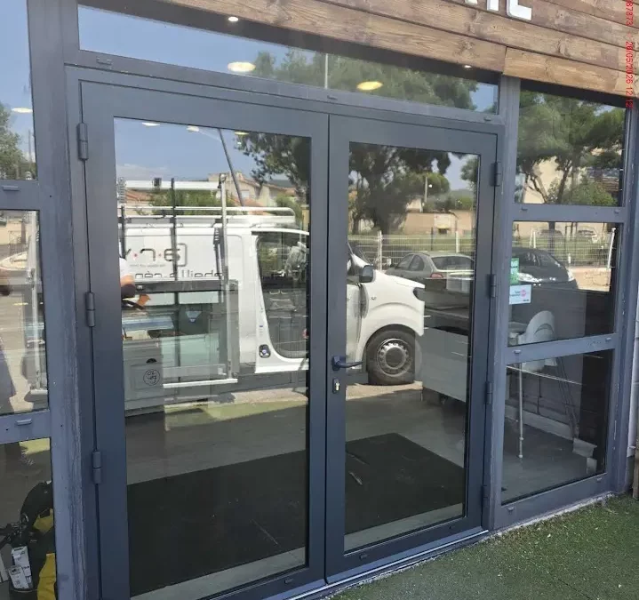 🔧 Changement de porte pour une boulangerie après effraction